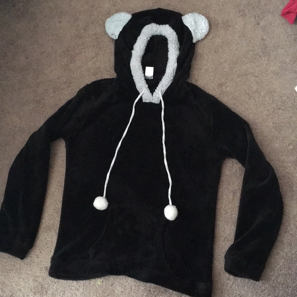 Black and white sweatshirt